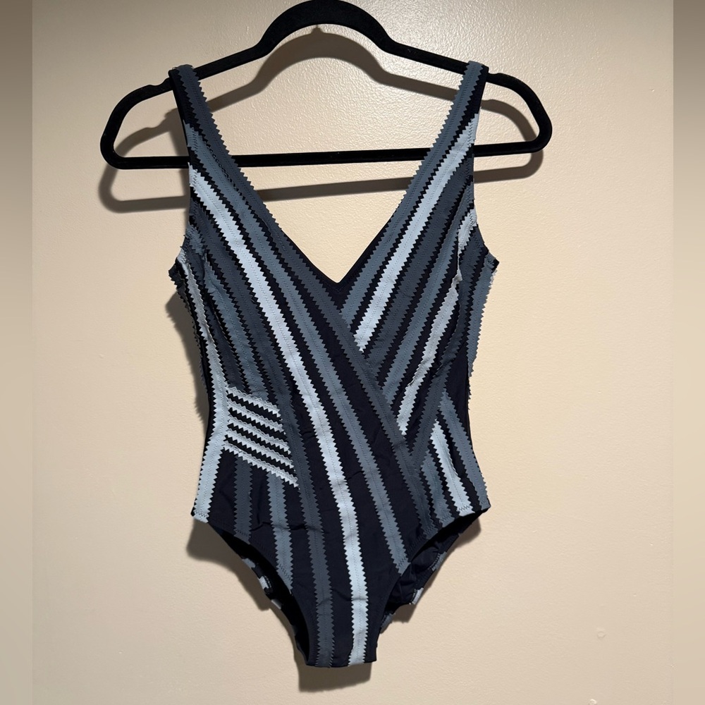 Gottex One Piece Swimsuit Size 8 Black Gray V Neck Tummy Control Resort Swim